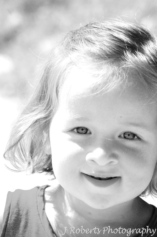 Little girl b&w - family portrait photography